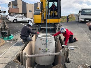 写真５　開削部施工状況（マンホール据付）